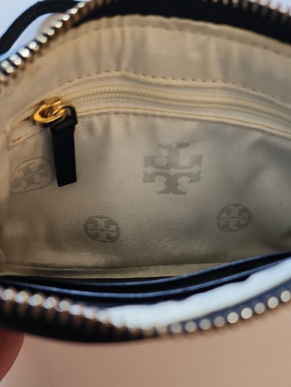 Tory Burch Robinson Ferrara  Lace Zip-Around  Wristlet.  6×4 - Picture 6 of 13